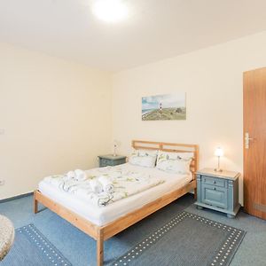 Zimmer mit Kingsize-Bett